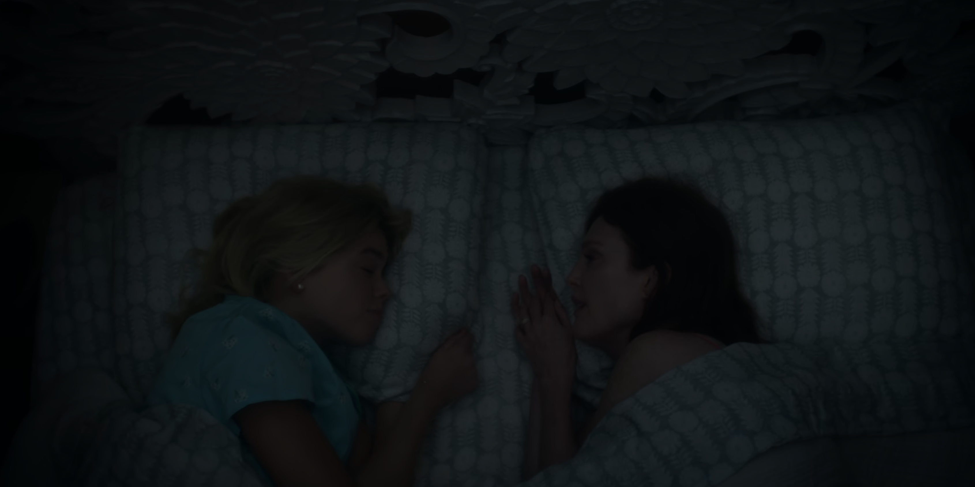 Kiki and Simone in bed together in Sirens